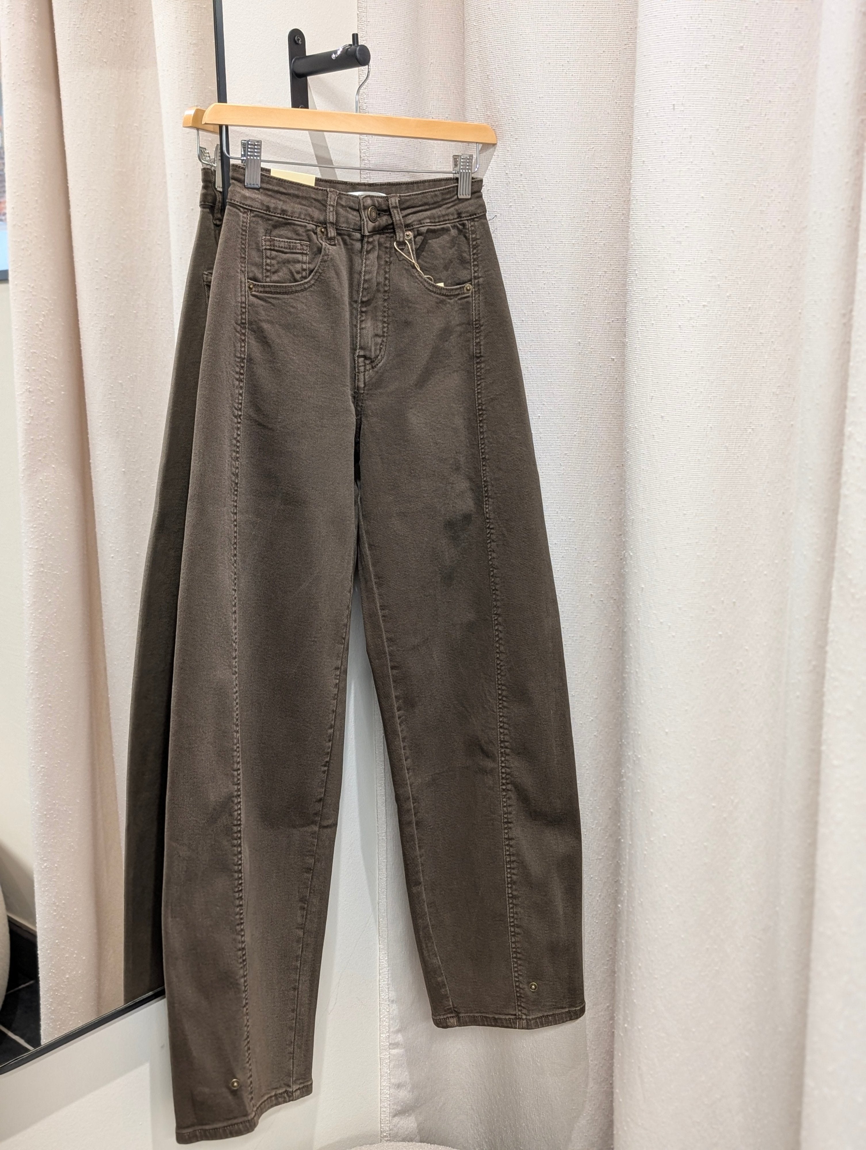 Adjustable Hem Barrel Jeans - Espresso - Kubanna