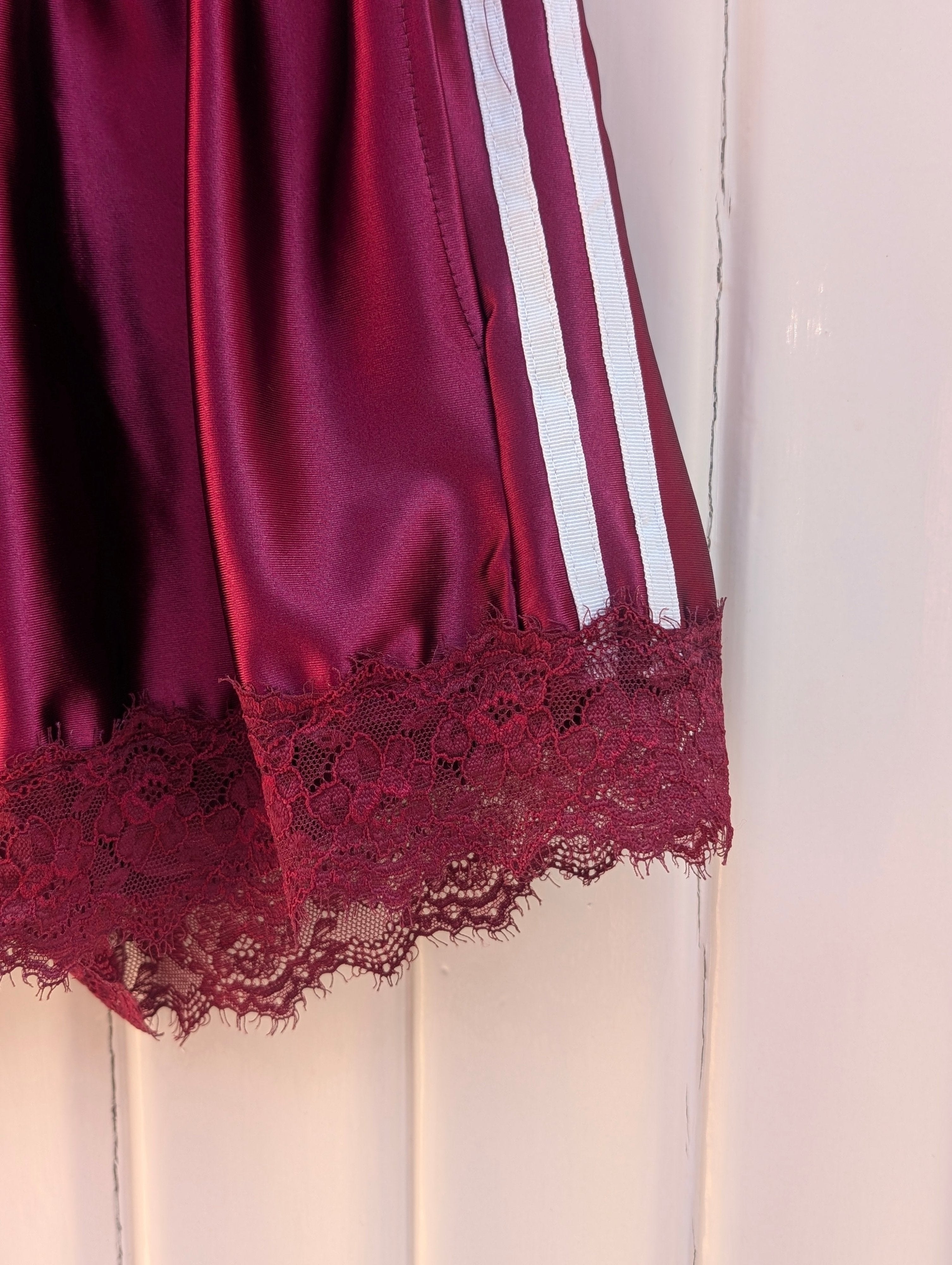Not A Label Sporty Shorty - Bordeaux/White - Kubanna
