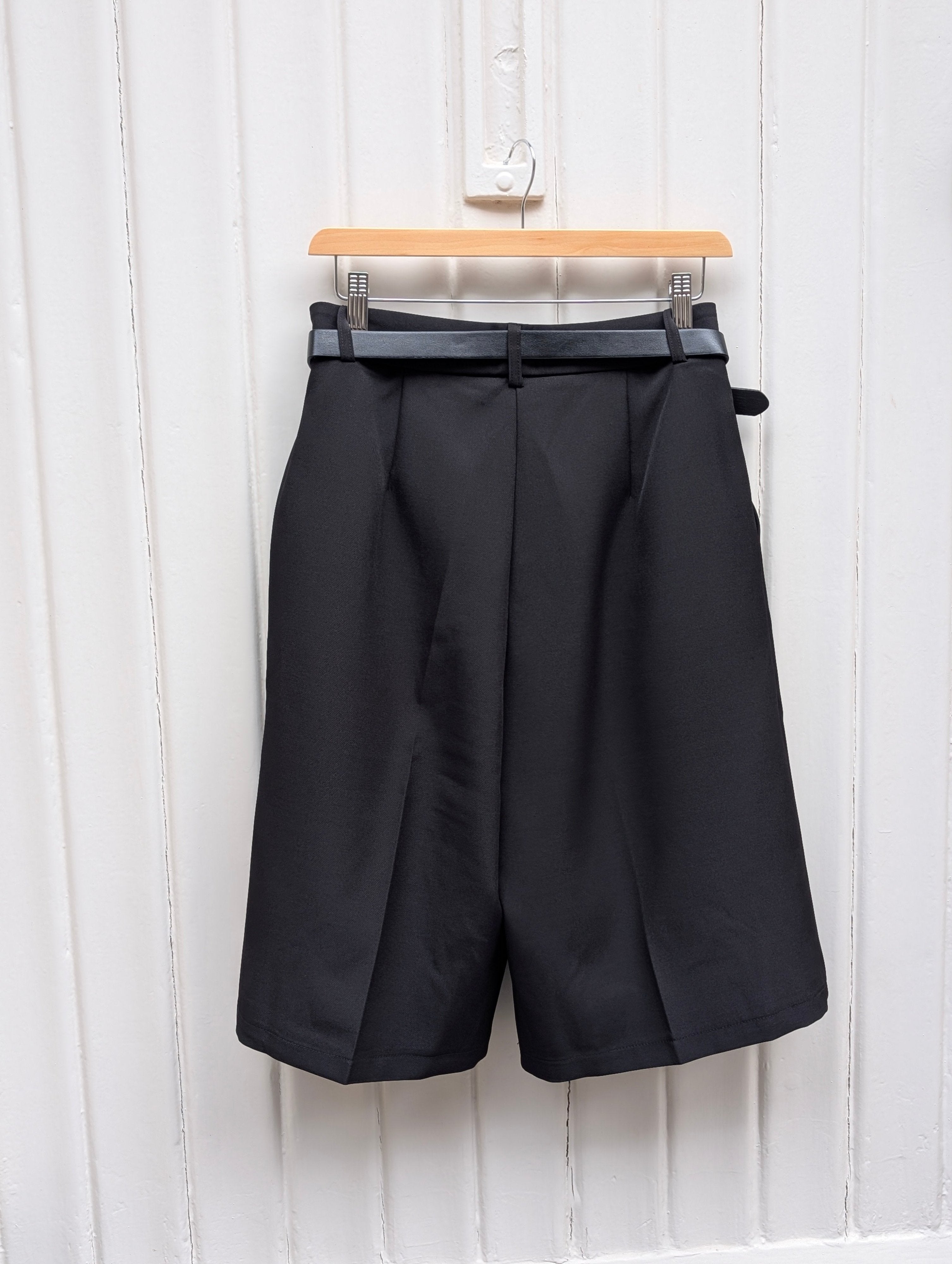 Tailord Belted Bermuda - Black - Kubanna